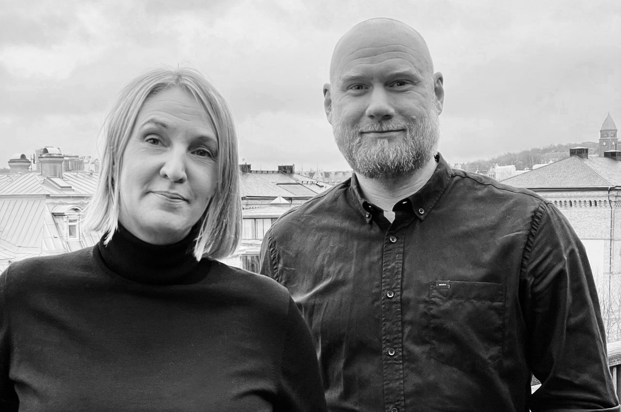Svartvitt porträtt av Hanna Finnström och Fredrik Sandberg Art directors på contentbyrå